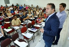 Com alunos de cursinho, Renan anuncia edital de concurso para PM e CBM para maio