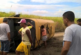 Capotamento de ônibus escolar resulta em uma criança morta e 9 feridos em Marechal Deodoro