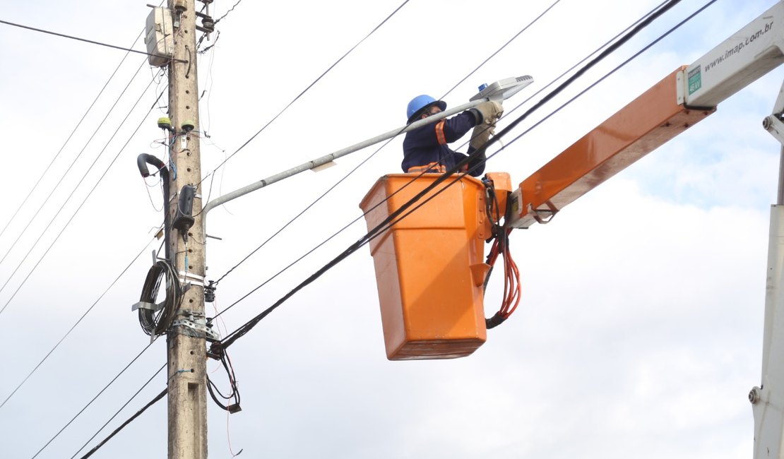 Arapiraca economiza R$ 60 mil de iluminação pública com substituição de relés