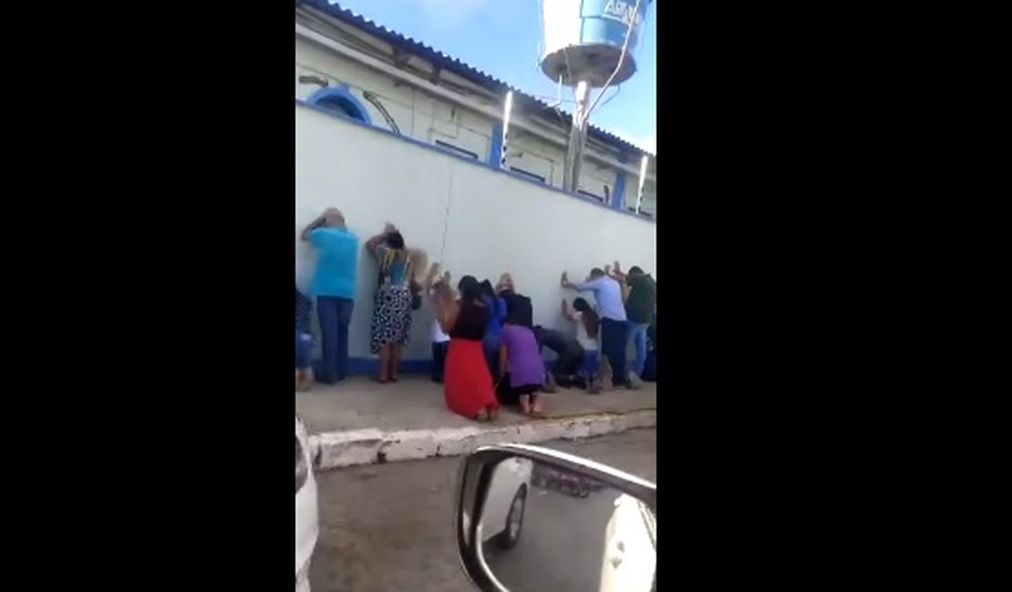 Ajoelhados, Fiéis oram no muro do Hospital Regional de Arapiraca