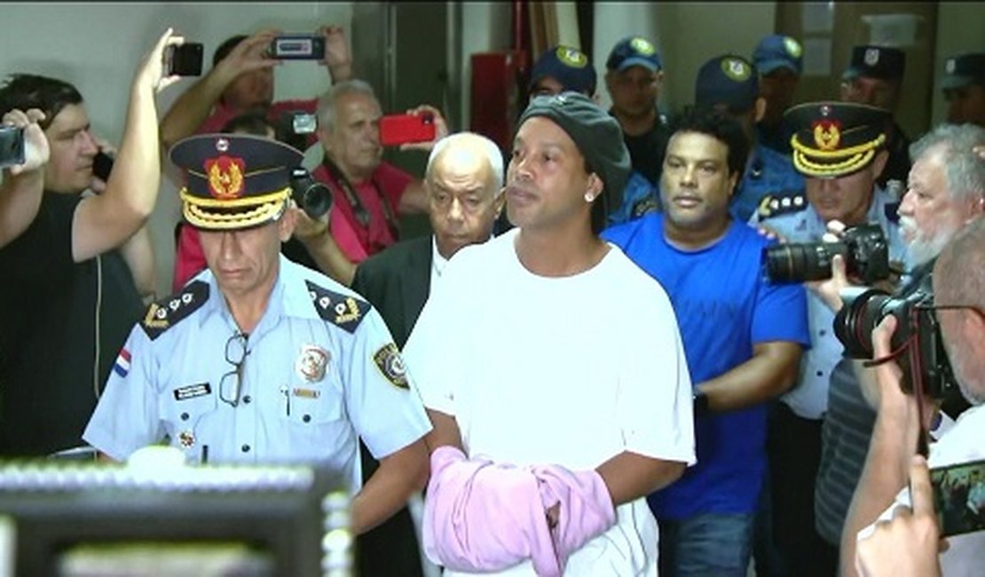 Ronaldinho Gaúcho e irmão deixam prisão para cumprir pena domiciliar em hotel