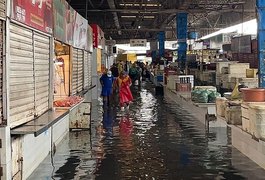 Mercado da Produção fica debaixo d'água e ruas apresentam alagamentos após chuvas em Maceió