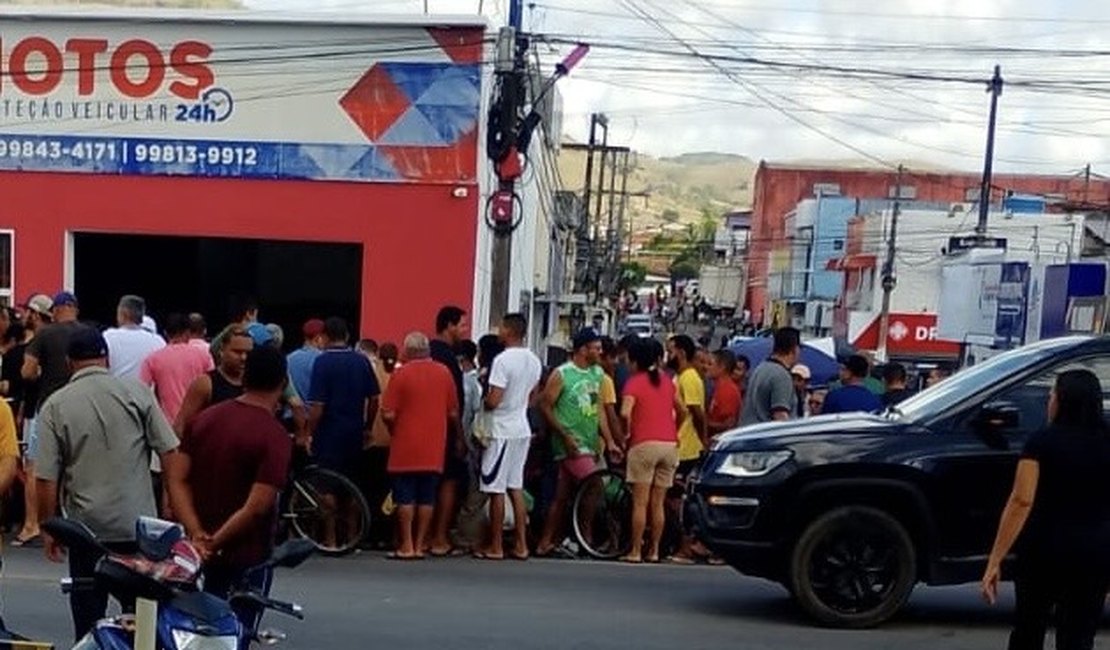 Homem é morto a tiros em via pública próximo à feira de Maribondo