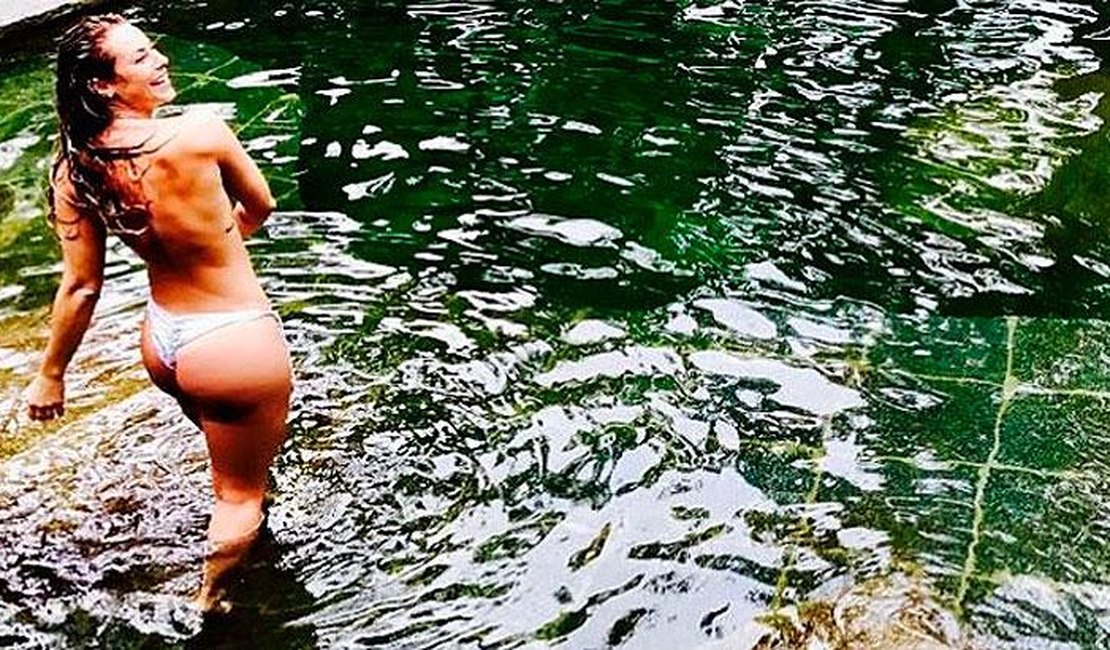 Paolla Oliveira posa de biquíni em meio a natureza e fãs rasgam elogios: 'Mulherão'