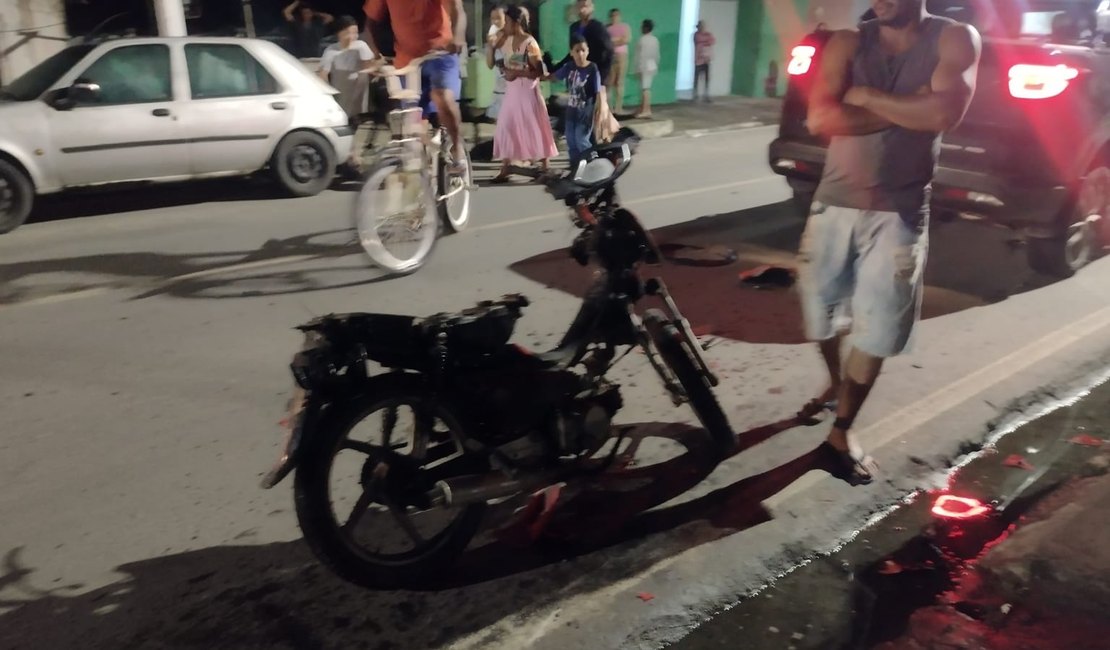 Motorista atinge cinquentinha estacionada logo após acidente na mesma rua em Arapiraca