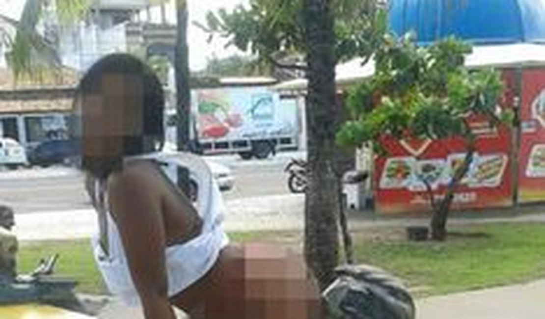 Foto de mulher simulando sexo com estátua repercute na web e revolta internautas