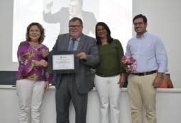 Tereza Nelma homenageia personalidades que se destacaram na promoção dos direitos humanos