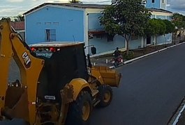 Operador de retroescavadeira é aguardado para depor após acidente fatal envolvendo motociclista em Arapiraca