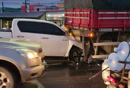 Colisão entre Hilux e carreta provoca congestionamento na AL-220, em Arapiraca