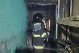 Incêndio destrói três cômodos e telhado de residência em São José da Laje