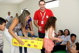 Crianças com autismo recebem doação de brinquedos