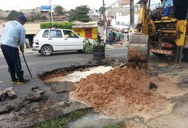 Cano estoura e trânsito é bloqueado na Rua 15 de Novembro em Arapiraca