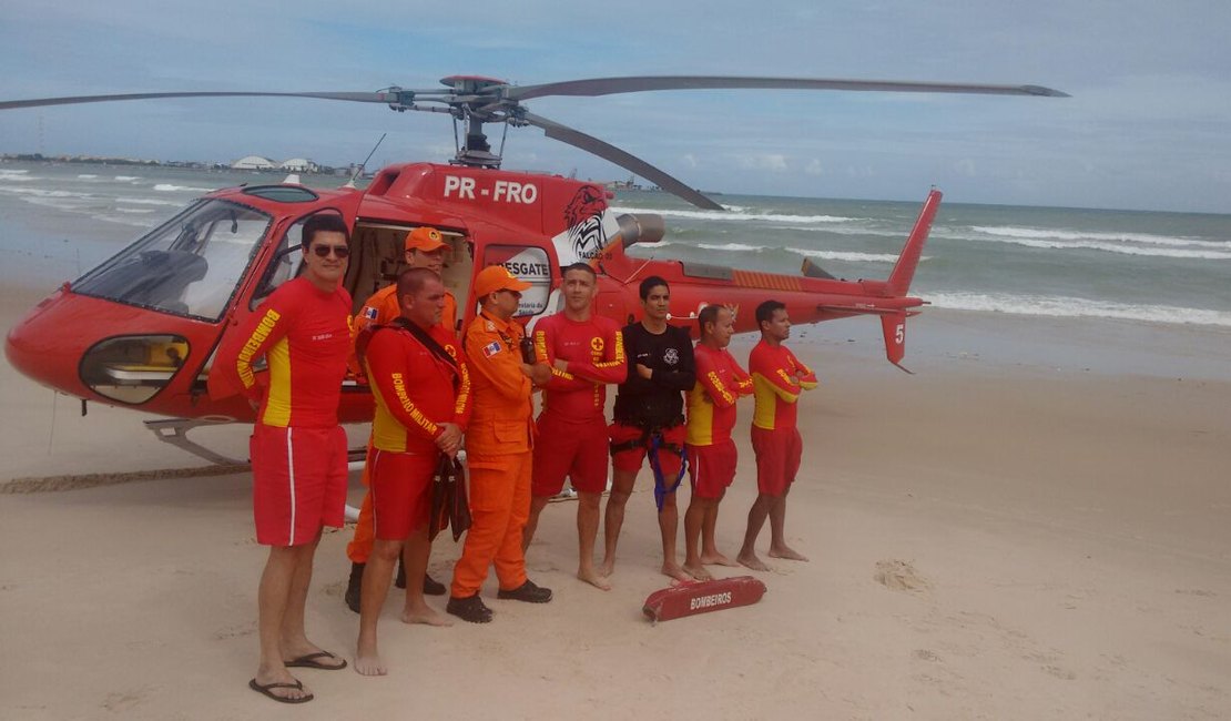Vídeo: Aeronave Falcão 5 auxilia guarda-vidas em resgate de afogados em Maceió
