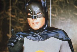 Adam West, conhecido por interpretar Batman na TV, morre aos 88 anos