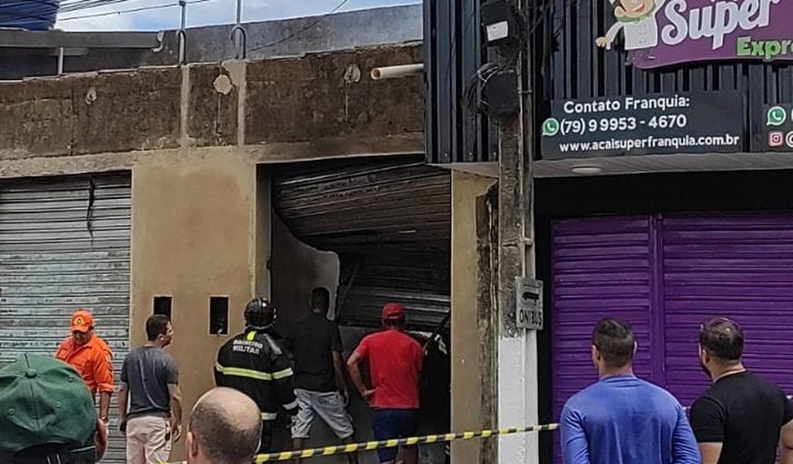 Bombeiros controlam princípio de incêndio em imóvel usado como depósito em Arapiraca