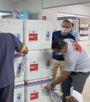 Alagoas receberá novo lote de vacinas e iniciará vacinação para pessoas entre 60 e 62 anos