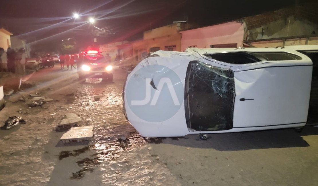 Caminhonete capota após motorista atingir dois veículos e destruir calçada em Arapiraca