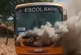 Ônibus escolar pega fogo e assusta alunos no Sertão alagoano