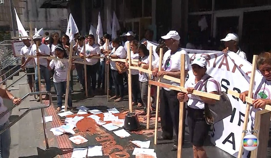 Atingidos por desastre em Mariana fazem ato em frente à Justiça Federal, em BH