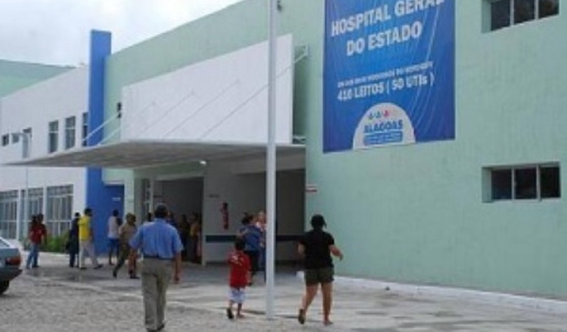 Jovem que aplicou silicone industrial no corpo continua internada no HGE, em Maceió