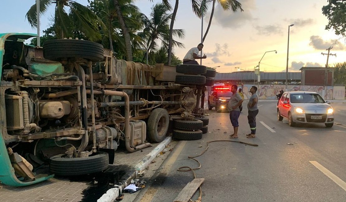 Ao passar em curva, caminhão com entulhos tomba em Maceió