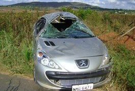 Homem capota carro próximo à entrada de Craíbas