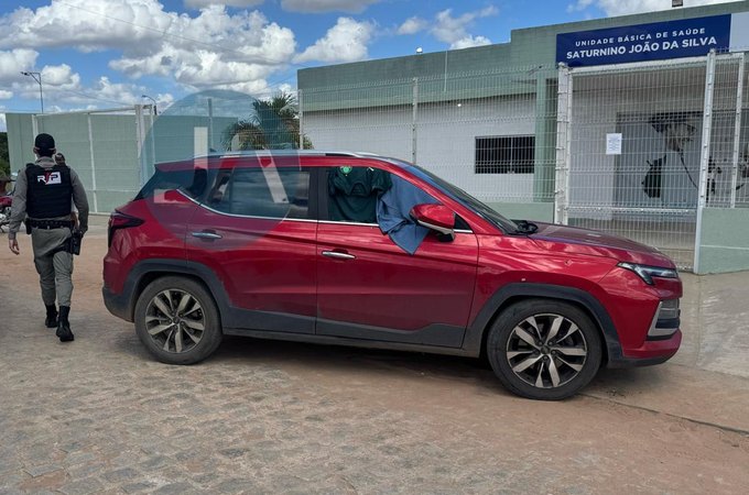 Mulher mata médico a tiros dentro de carro na porta de UBS em Arapiraca