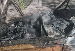 Carro fica completamente destruído após pegar fogo, em Delmiro Gouveia