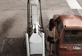 Mulher tenta roubar gasolina e acada se dando mal