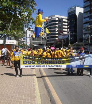 Funcionários dos Correios realizam ato contra privatização, em Maceió