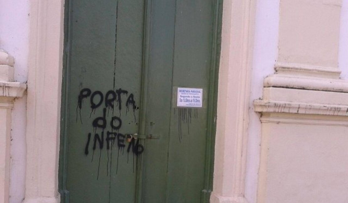 'Porta do Inferno': vândalos picham igrejas históricas de Marechal Deorodo