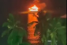 Vídeo. Catamarã de restaurante pega fogo e assusta pessoas em Maceió