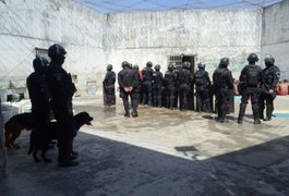 Agentes penitenciários e policiais fazem varredura no Baldomero Cavalcanti