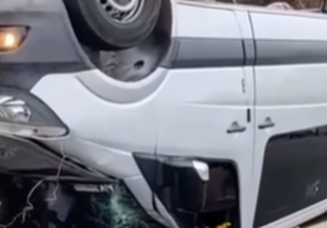 Van capota e fica com as rodas para cima na BR-316, em Atalaia