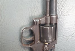 Polícia prende dupla suspeita de assaltar residência e balear vítima em São Sebastião