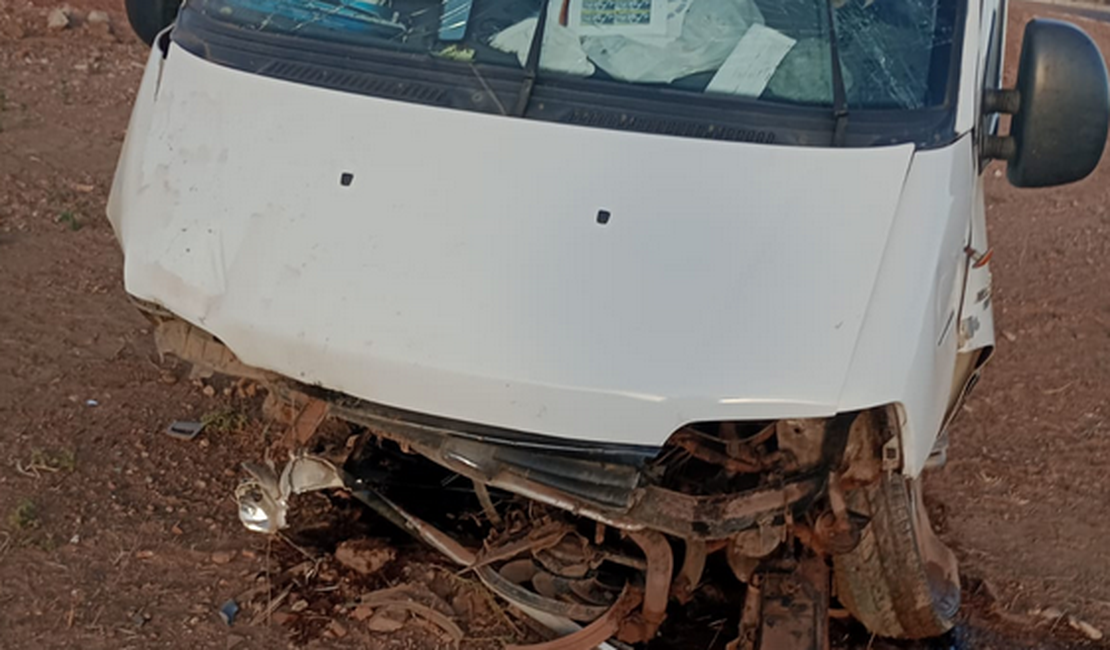 Van que faz a linha Palmeira/Arapiraca se envolve em acidente na AL-115, em Igaci; motorista é socorrido