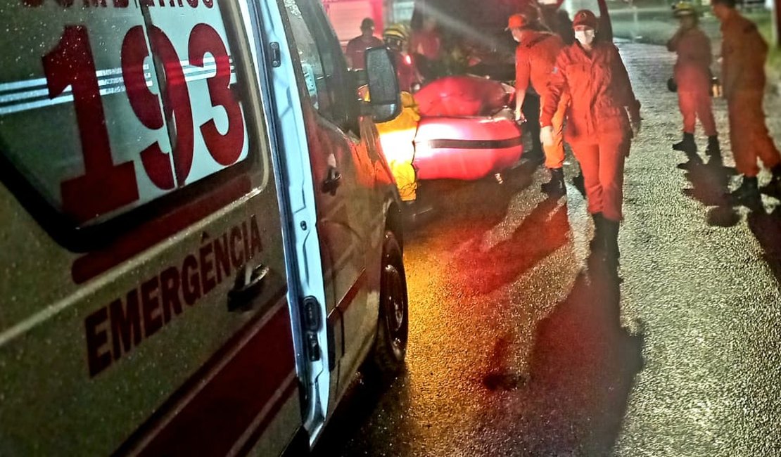 Água atinge 1,5m de altura em casa com idosa acamada em Rio Largo; bombeiros resgataram mais de 40 pessoas na cidade