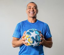 Capitão do Penta, Cafu autografa biografia na Bienal, a convite da Prefeitura de Maceió