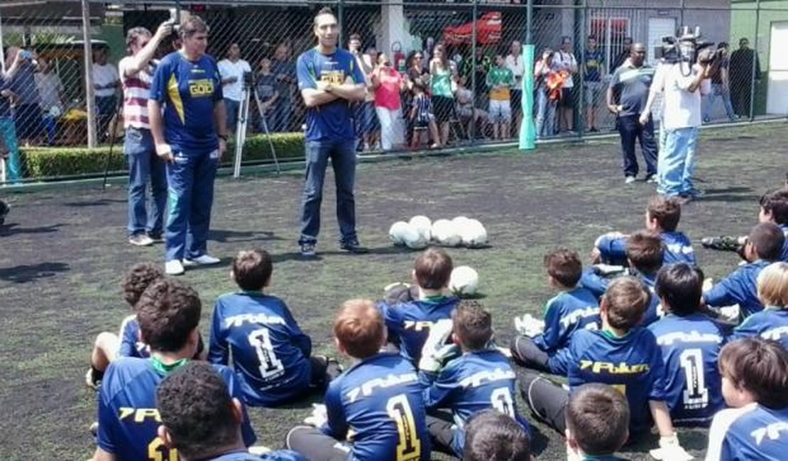 Prass visita escolinha de goleiros e mostra bom humor em “saia justa'