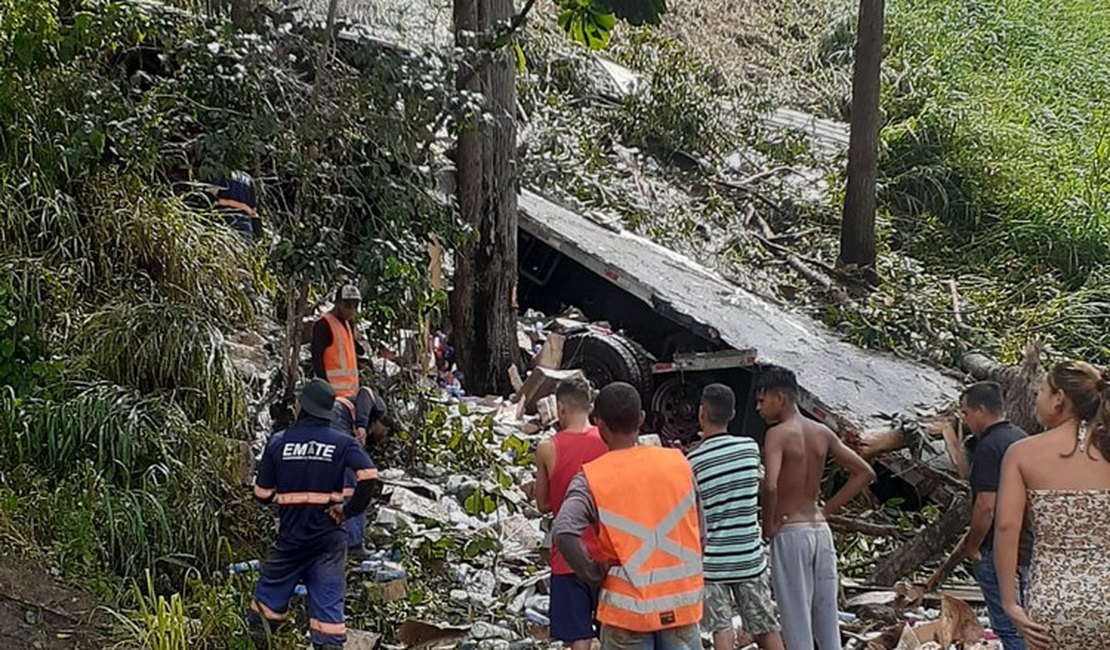 Capotamento deixa caminhoneiro ferido após acidente em rodovia alagoana