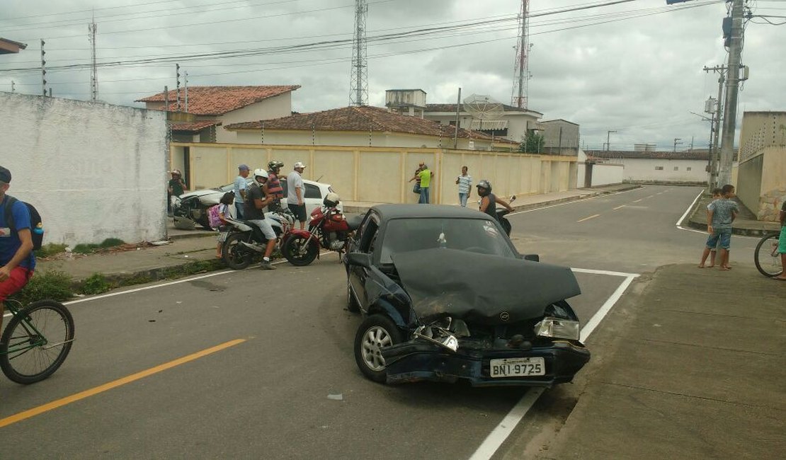 Colisão entre carros deixa mulher ferida no Jardim Tropical, em Arapiraca