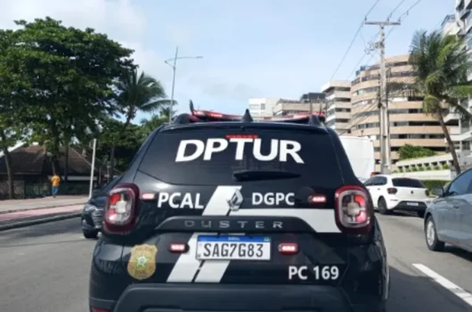 Operação policial aborda ônibus e descobre falsos guias de turismo no litoral norte de Alagoas