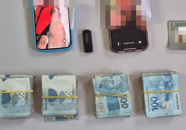 Equipes apreenderam R$ 20 mil, anéis de ouro e iPhones com influencer alagoano preso na operação 'Morro do Alemão'