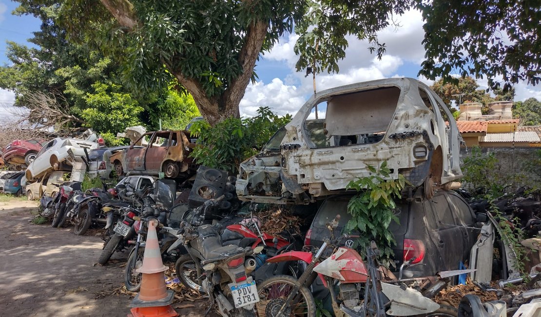 Delegacia de Arapiraca inicia retirada de veículos apreendidos  do pátio