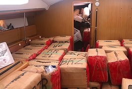 Marinha e PF encontram 2 toneladas de haxixe em veleiro na Bahia