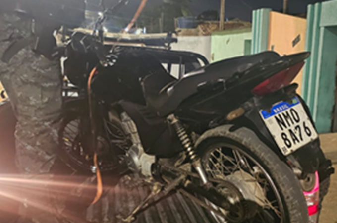 Motocicleta furtada no Bosque é encontrada por PMs no bairro Primavera