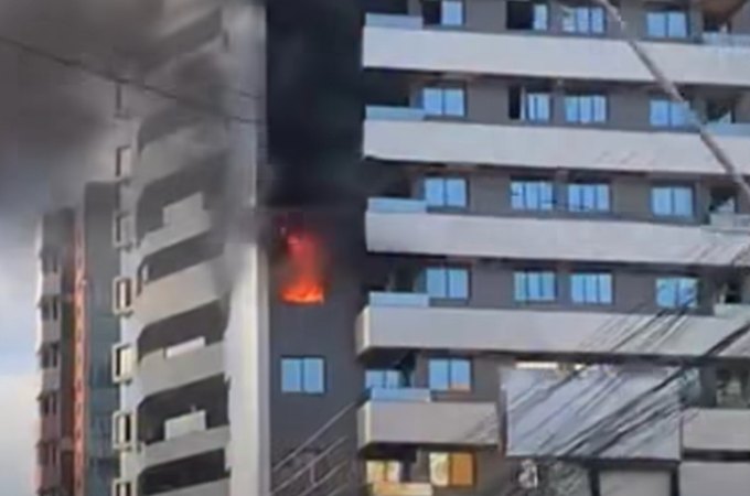 Incêndio atinge apartamento em prédio residencial na Ponta Verde