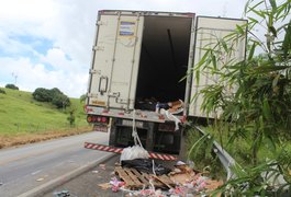 Caminhão da Sadia quebra e tem a carga saqueada na BR 101, em Joaquim Gomes