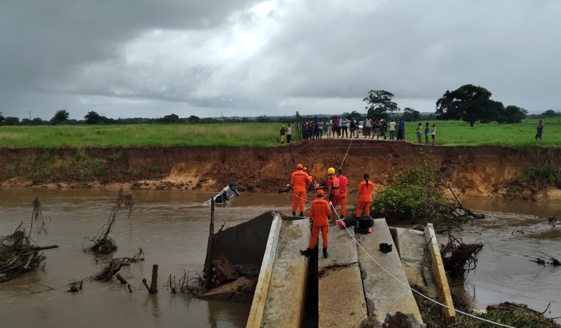 Duas pessoas morrem após veículo cair em ponte que havia desabado, em Penedo