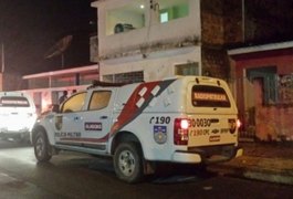 Criminosos executam jovem com 11 disparos na porta de residência